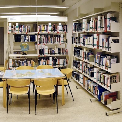 Gruppebord i biblioteket