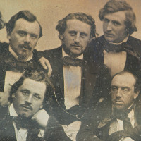 Historisk bilde av fem menn