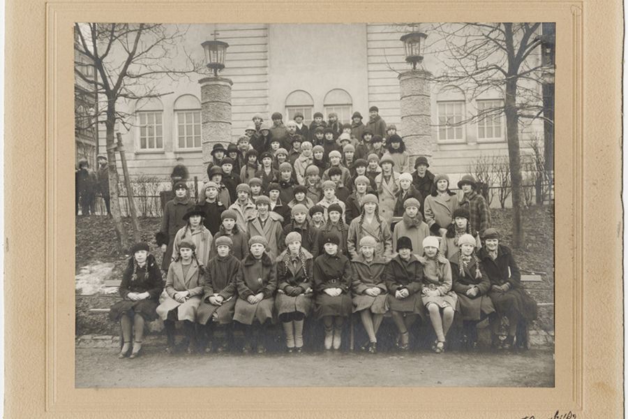gruppebilde syvend klasse jenter ved Bispehaugenskol 1930-tallet