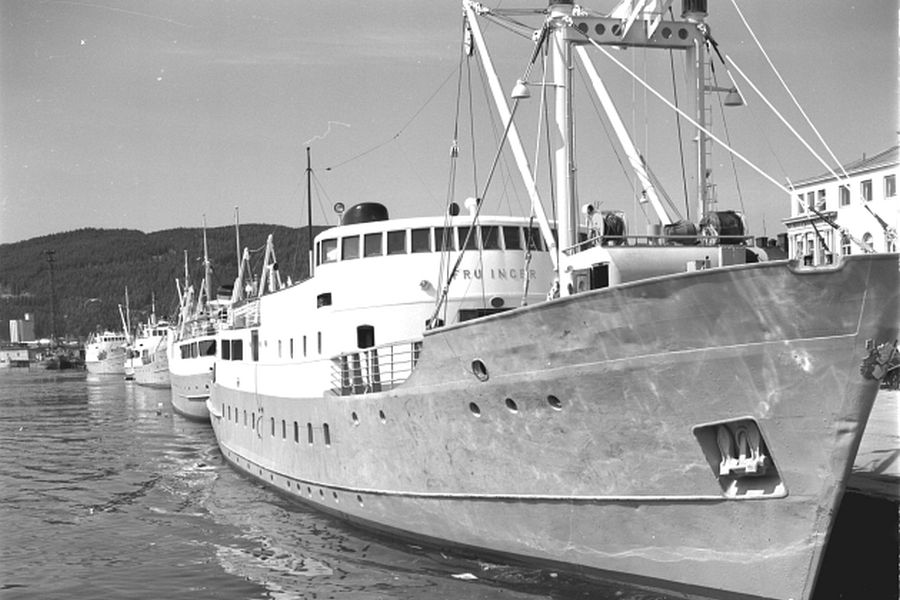 Skiper Fru Inger og andre Fosenbåter til kai i Indre kanal, Trondehim, 1959