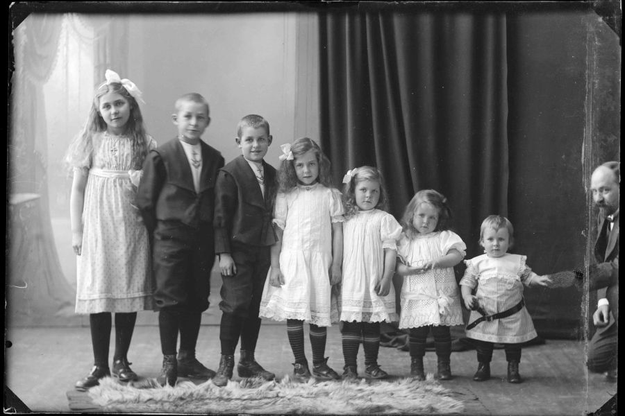 Åtte søsken i finstasen, 1911