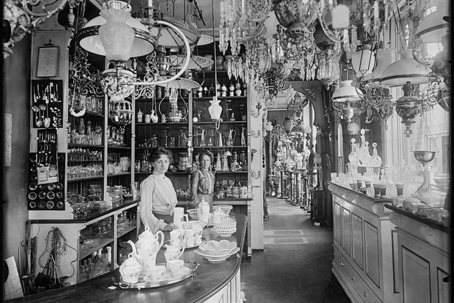 Damer bak disken i butikken Siems glassmagasin, Trondheim 1902