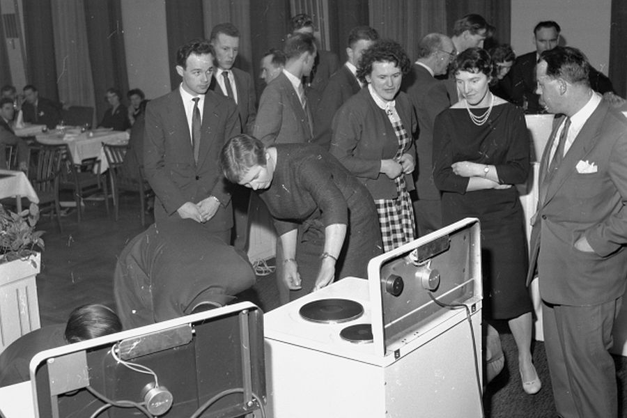 Kvinner og menn ser på elektriske komfyrer på ei salgsmesse i Trondheim, 1960.