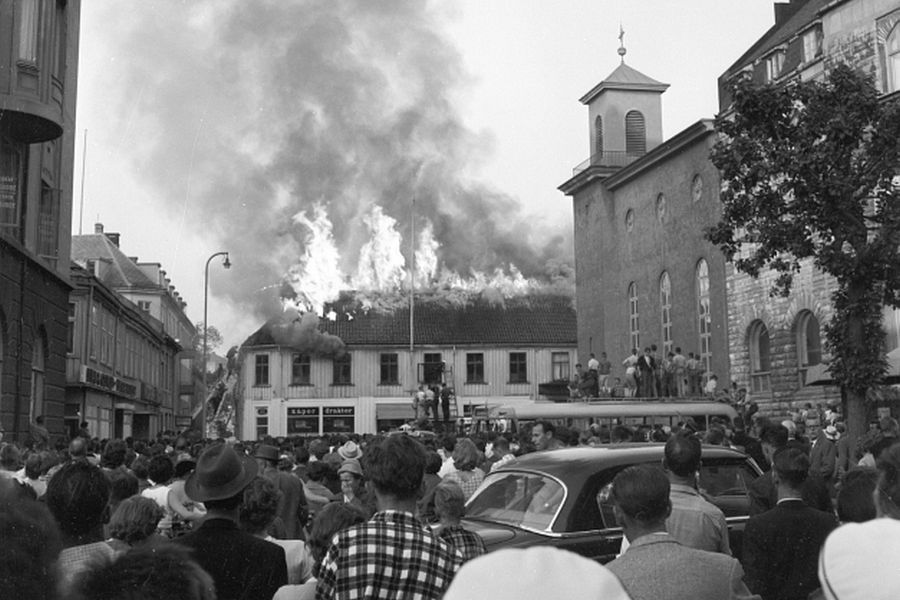 Brann på Lilletorget i Trondheim 1959, menneskemengde ser på
