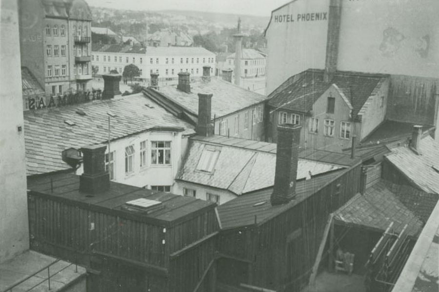 Bakgårder og gammel trehusbebyggelse bak Hotel Phoenix, Trondheim, en gang mellom 1936 og 1954.