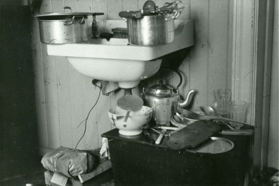 Servant med to kokekar oppå og diverse kjøkkenting på gulvet under. Trang hybel i Vollabakken, Trondheim 1949.