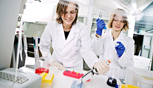 To kvinnelige studenter på et laboratorium 