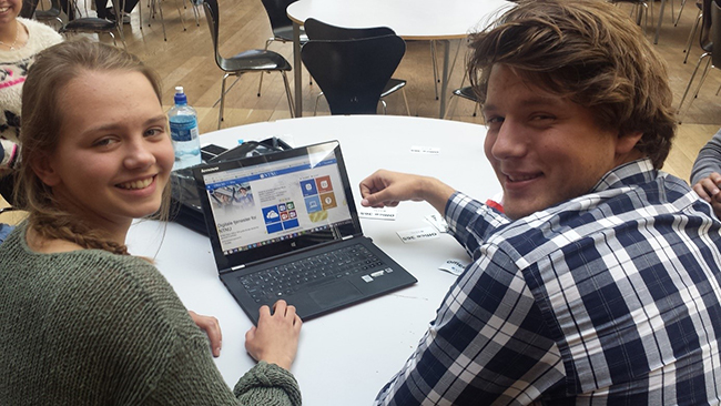 To studenter foran en PC.