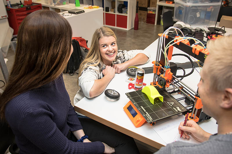 Studenter jobber med en mini-3D-printer. Foto: Anders Gimmestad Gule.