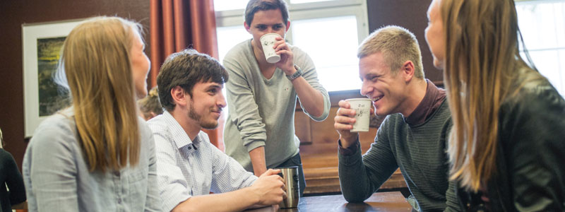 En gruppe studenter drikker kaffe. Foto.