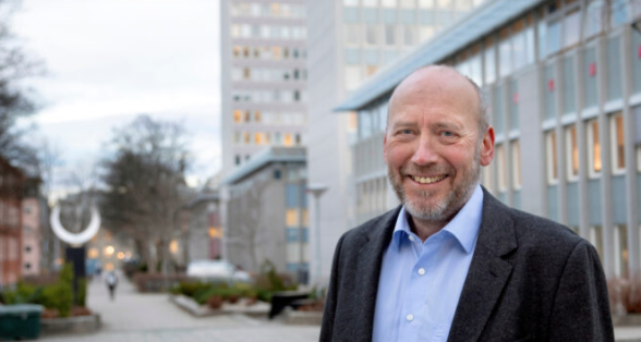 Tor Grande, NTNUs prorektor for forskning foran bygg på Gløshaugen