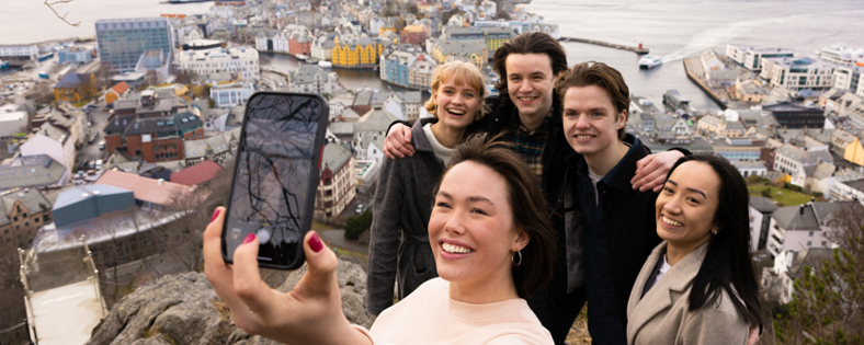 Studenter på byfjellet Aksla med sentrum i bakgrunnen. Foto.