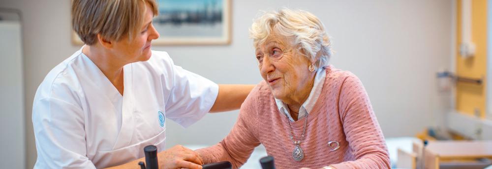 Helsearbeider hjelper eldre kvinne