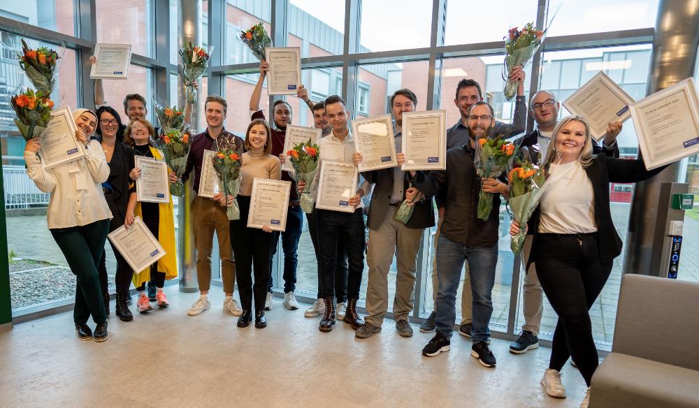 Tidligere vinnere av Eurekaprisen med blomster og diplomer.