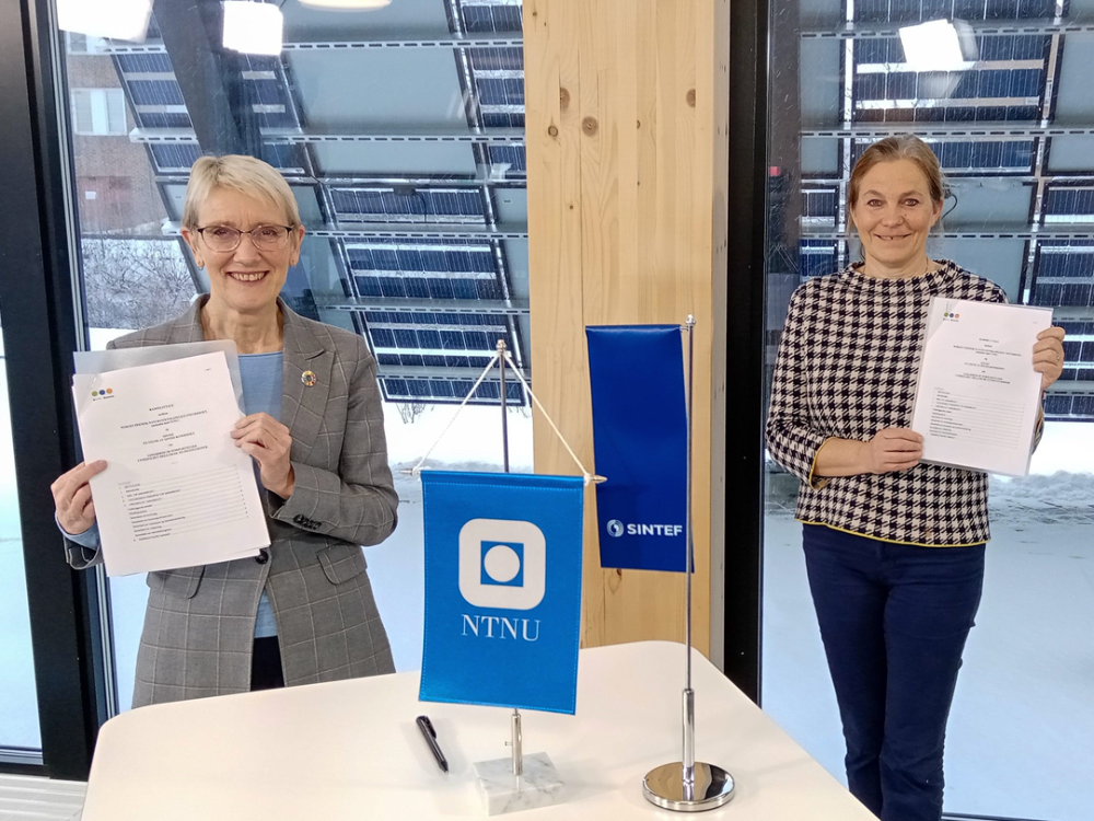Konsernsjef Alexandra Bech Gjørv og rektor Anne Borg styrker samarbeidet mellom SINTEF og NTNU. Her fra signeringen av den nye rammeavtalen. Foto: Sondre A. Yggeseth/NTNU 