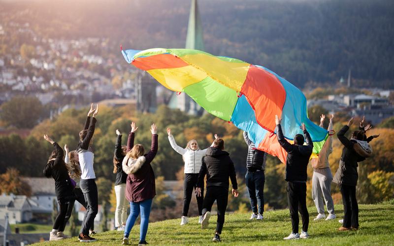 Ungdommer leker med vind og tyngdekraft ved festningen i Trondheim 