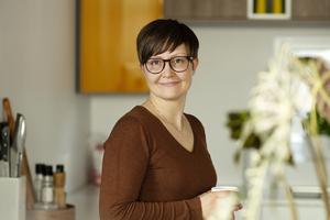 Foto av kvinne med kaffekopp