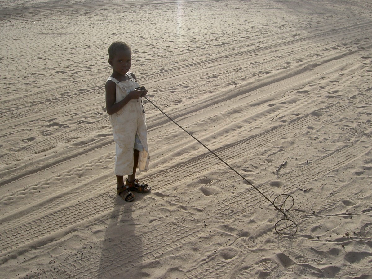 Gutt leker i ørkenen. Foto