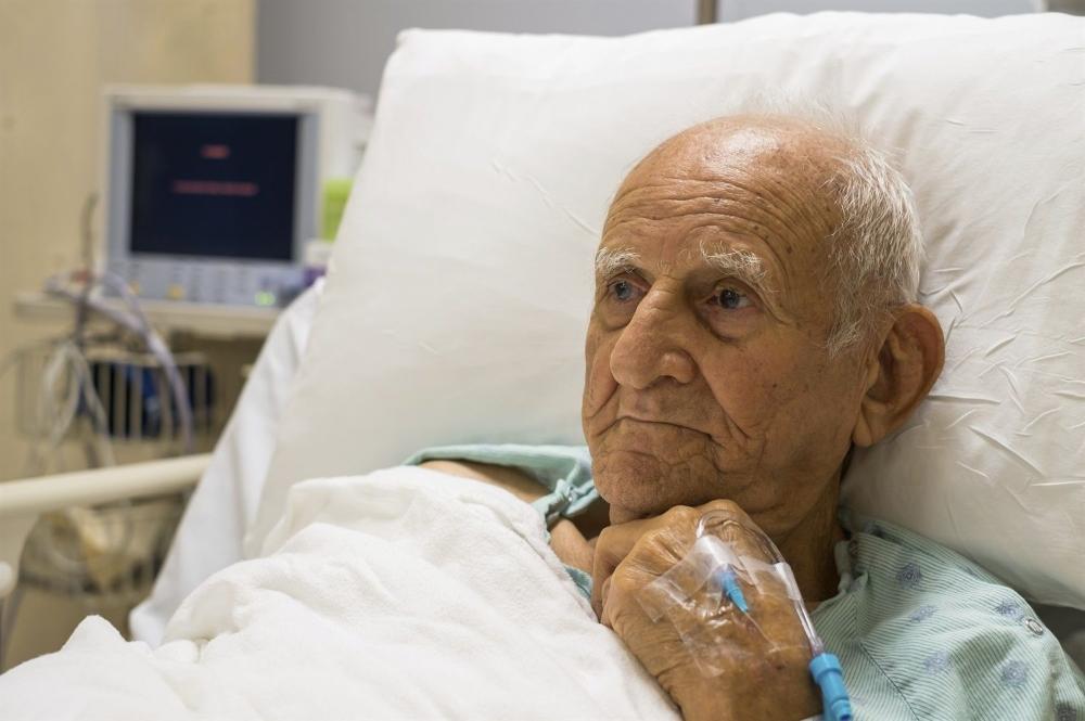 eldre mann i sykehusseng