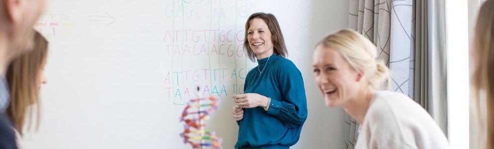 forsker viser gener på tavla i møte foto