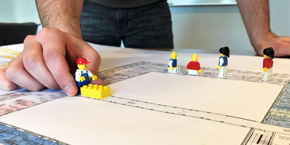 Legofigurer på et bygningskart