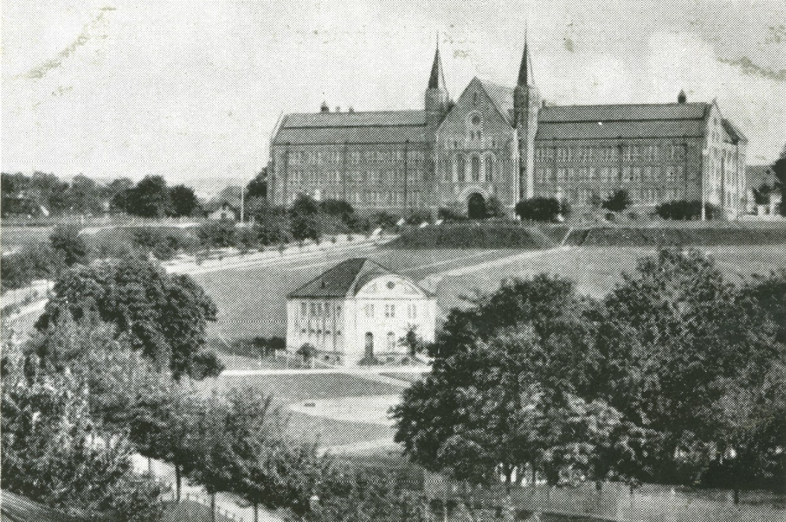 Black white archive photo of the Main building on Gløshaugen.