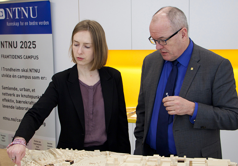 Rector Gunnar Bovim and Minister for Research and Higher Education, Iselin Nybø, investigates the Gløshaugen model.