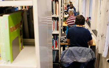Studenter ved lesesalsplasser på arkitekturbiblioteket