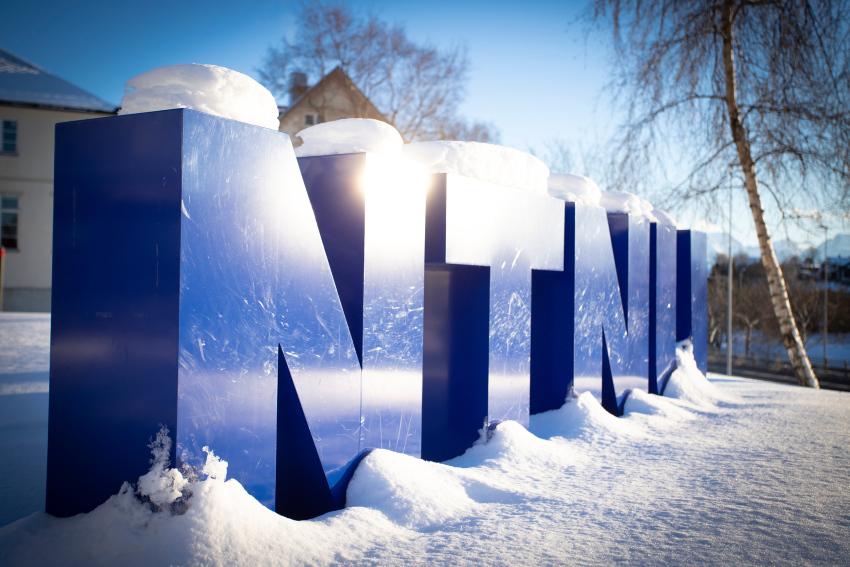 NTNU skilt med snø