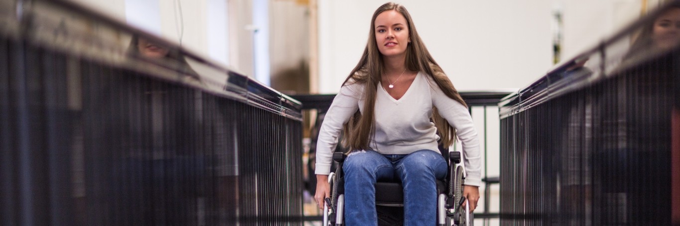 Bilde av student som tester rullestolrampe