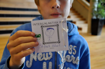 Barn viser frem intergalaktisk pass