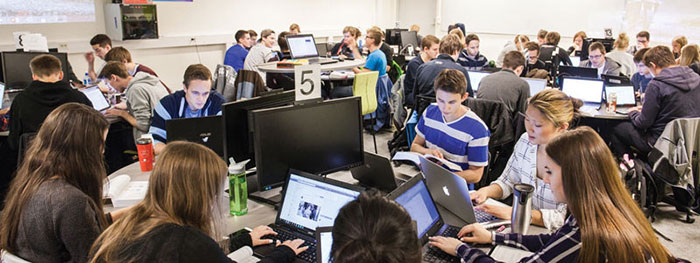 Studenter foran datamaskiner