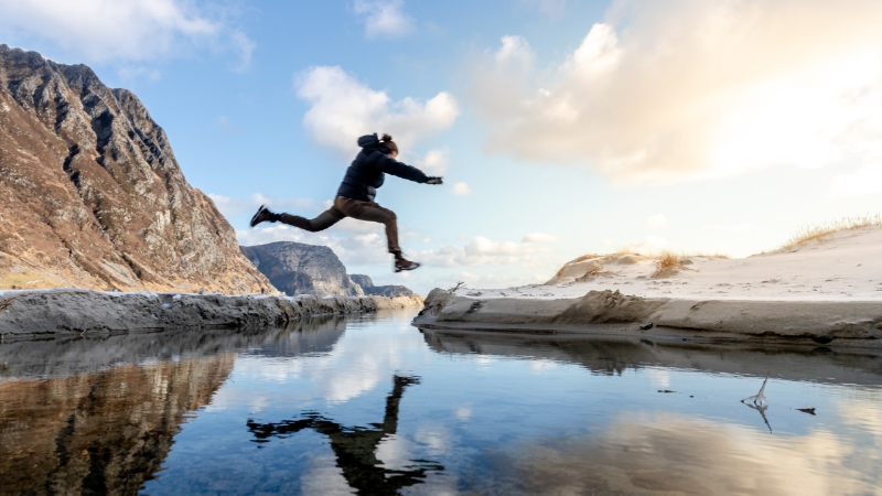 Foto av gutt som hopper over vann som illustrerer å hoppe over til arbeidslivet