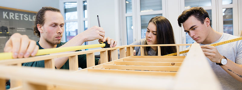 Studenter jobber med trekonstruksjon i laboratoriet