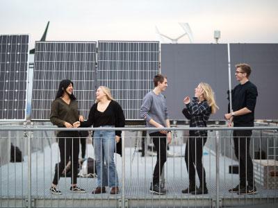 Studenter foran solcellepanel. Foto: Geir Mogen/NTNU