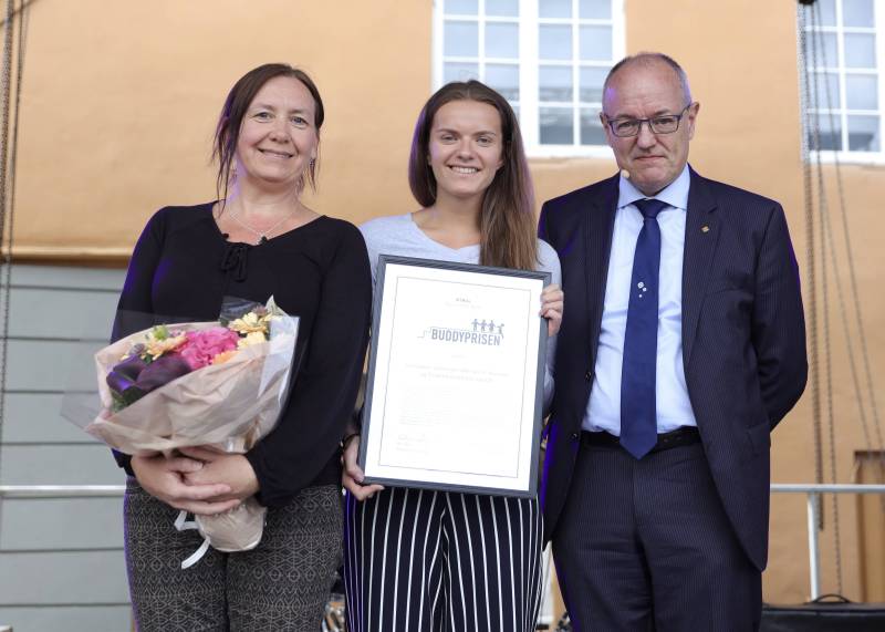 Foto av Rektor Gunnar Bovim som delte ut pris, prosjektleder Kristin S. Karlsen og studentkontakt Regine Ruud