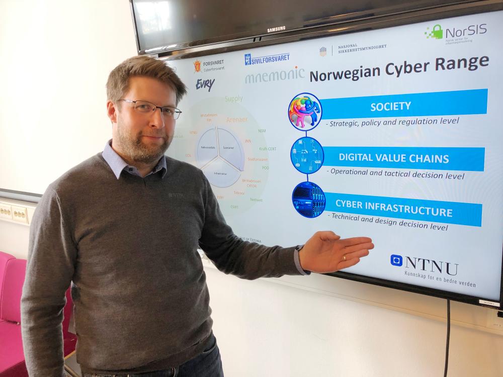 Instituttleder NTNU IIK Nils Kalstad presenterer Norwegian Cyber Range