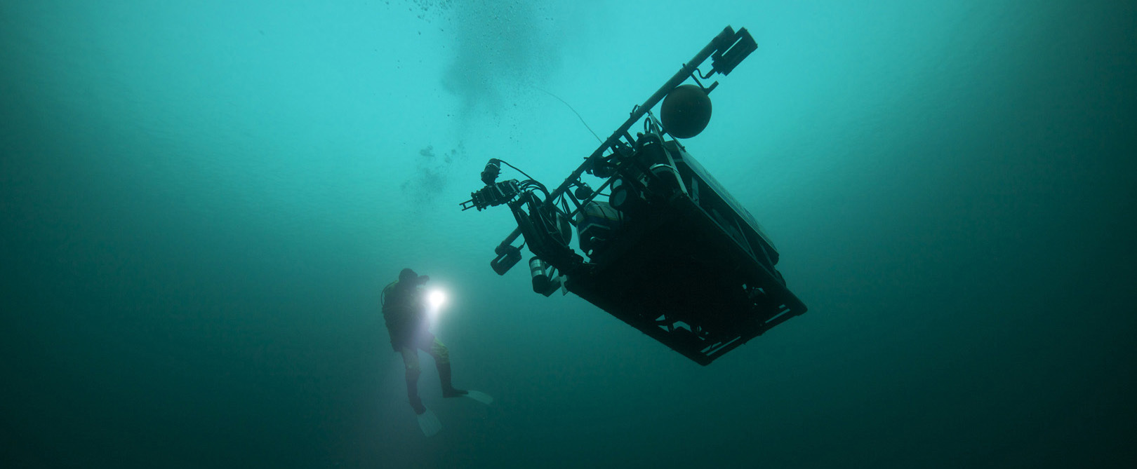 Undervannsbilde av undervannsfartøy og dykker
