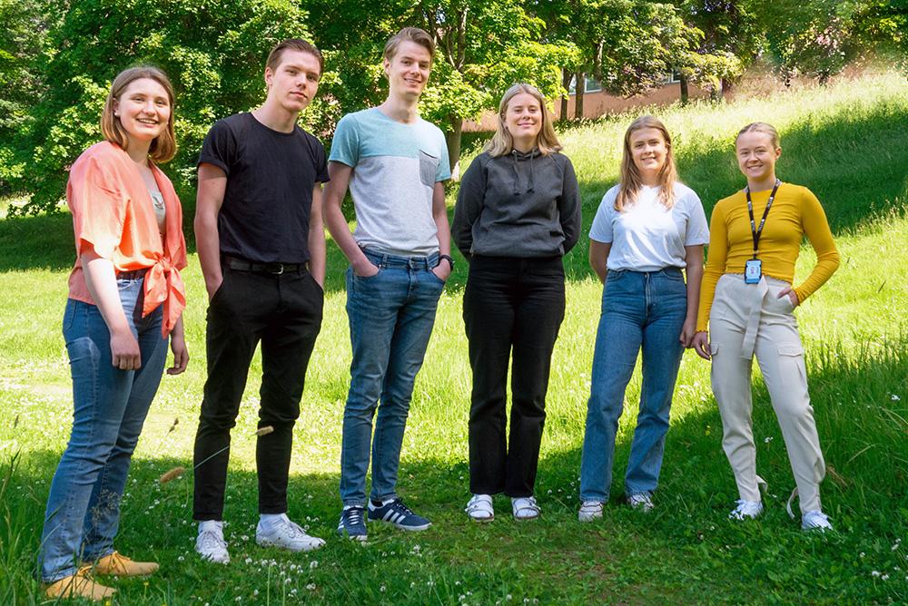 Seks vgs-elever i grøntområde på Gløshaugen.