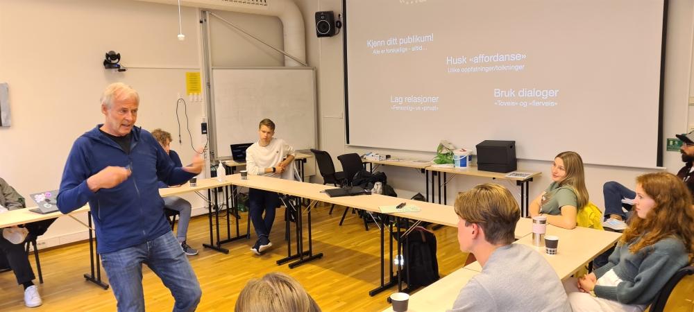 Alex Strømme fra NTNU holder foredrag om formidling.