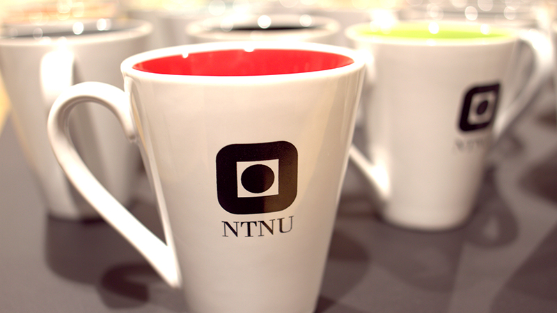 Kaffekopper med NTNU-logo på. Foto.