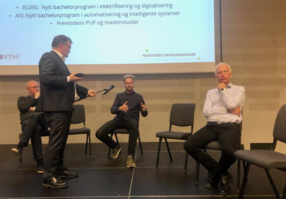 Robin T. Bye, Pål Keim Olsen og Geir Owren intervjues av Geir Egil Dahle Øien med mikrofon. Foto