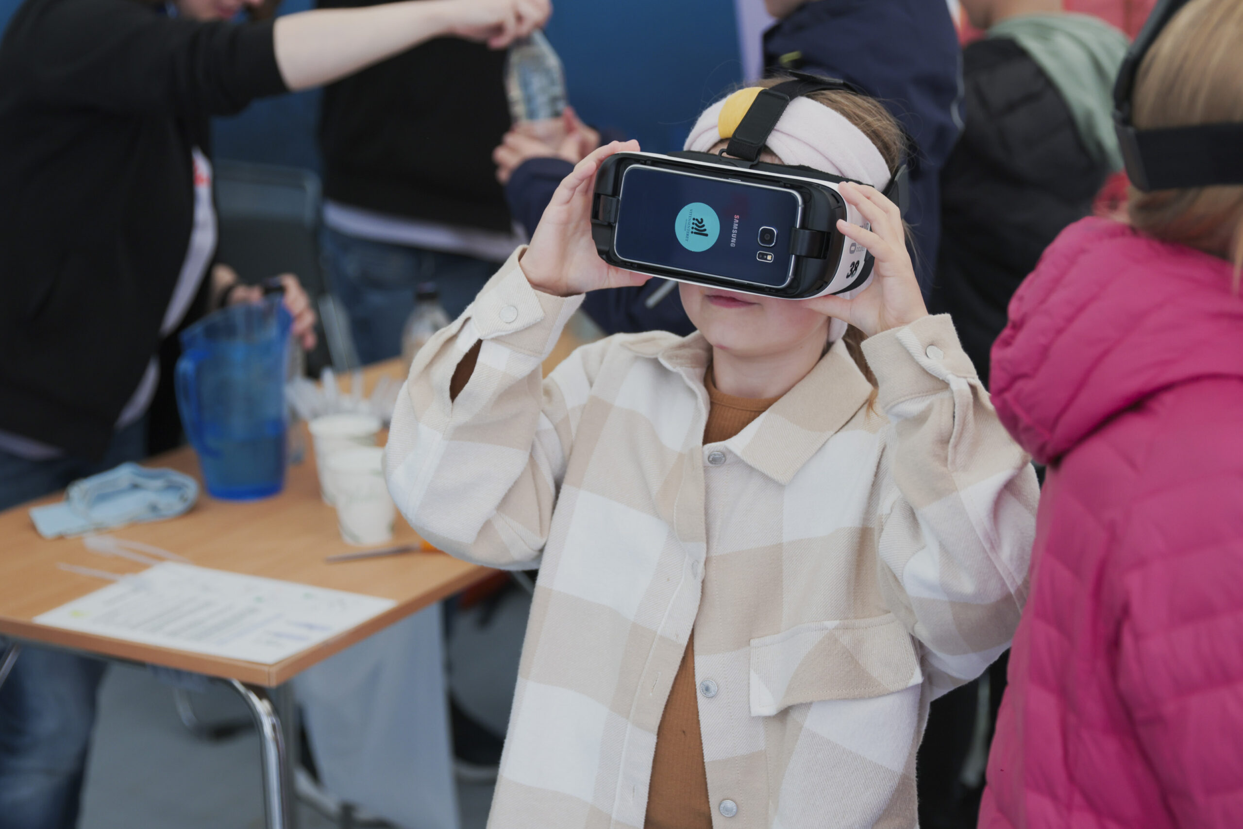 Et barn med en VR-maske