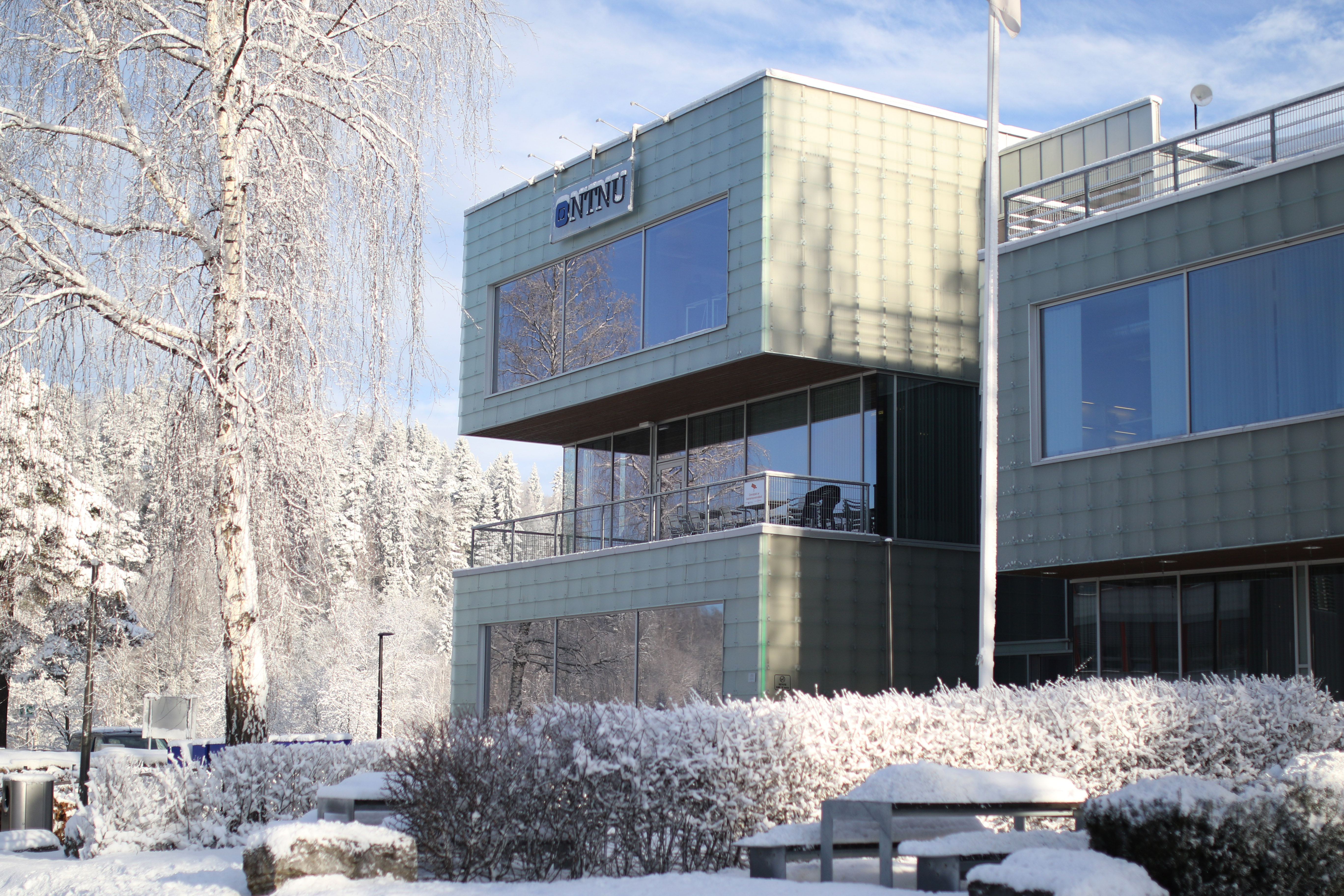 G-bygget på campus Gjøvik. Snø på bakken, i trær og på busker