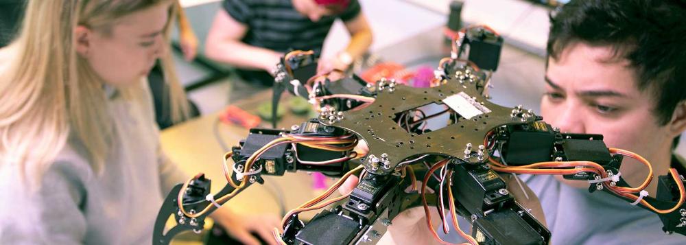 To studenter jobber med drone i laboratoriet