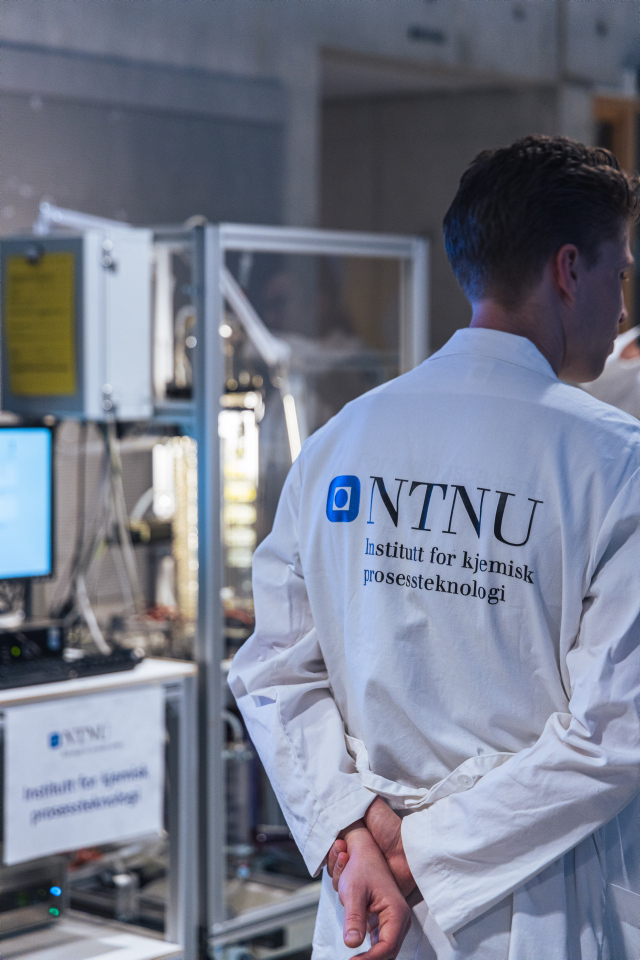 Student i hvit frakk med NTNU-logo