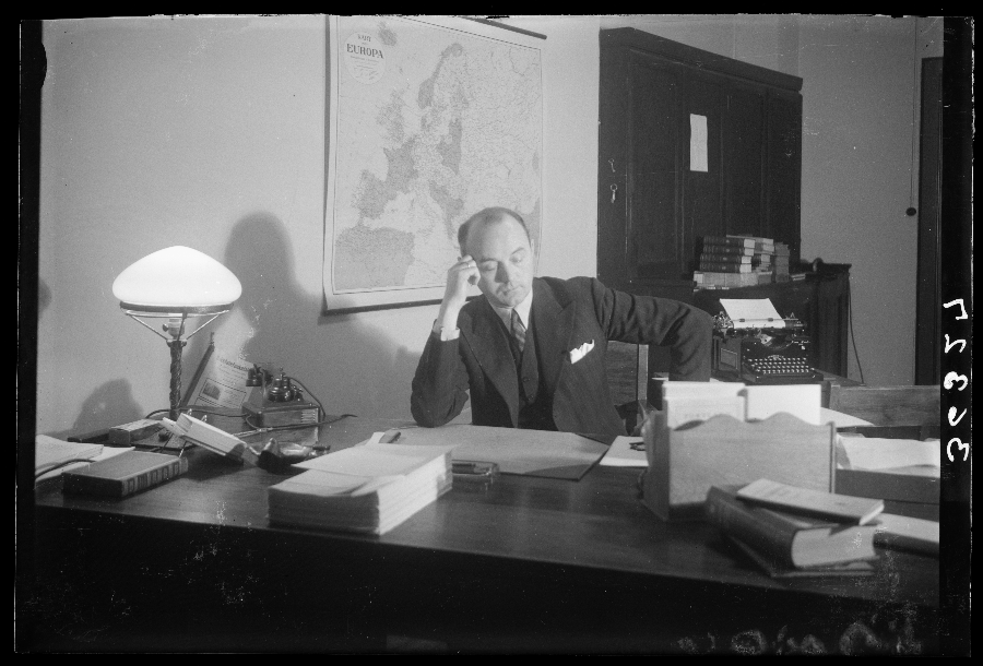  Professor i deskriptiv geometri Ole Peder Arvesen (1895-1991) på sitt kontor i 1939. Foto: Hilfling/NTNU UB Alternativ tekst: Bildet av en mann bak en kontorpult: 
