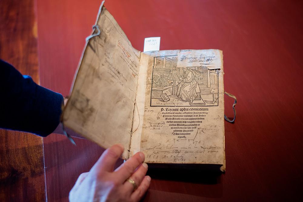 En åpen bok med trykk: The playwright Terence is a central author in the project. Here is an edition of his comedies from 1508, which belongs to the special collections of the Gunnerus library, NTNU, Trondheim. Photo by Lena Knutsen.