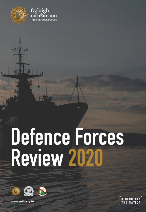 Bokforside: "Defence Forces Review 2020". Bilde på forsiden er av et millitært skip.