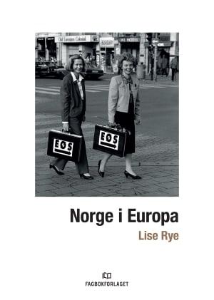 Fagbokforlaget: Svart-hvitt bilde der to damer med EØS-stresskoffert går nedover en gate.